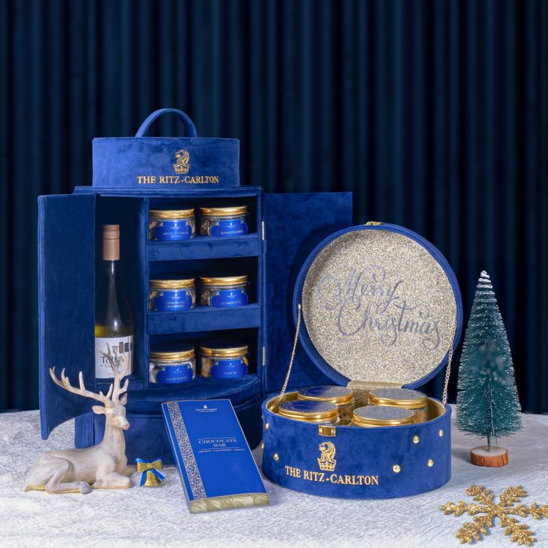Royal Blue Ritz Royal Blue Mewarnai Natal di The Ritz-Carlton Jakarta