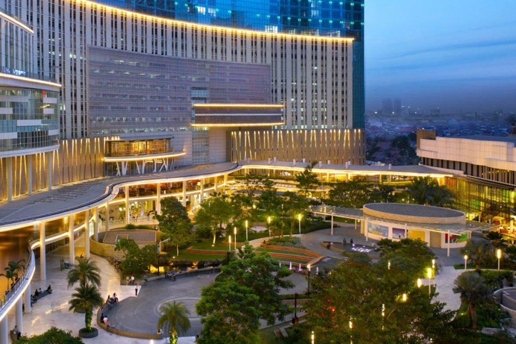 Pondok Indah Mall 3

Tambahan terbaru dari mal paling terkenal di Jakarta Selatan ini pun menawarkan sentuhan hijau yang memikat melalui area Love on Top. Terletak di bagian atas bangunan, ruang luar ini menampilkan teras kaca dan ornamen bunga yang mengundang pengunjung untuk berhenti, melihat langit, dan meresapi momen.